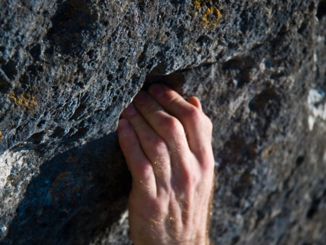  Main dans la fissure